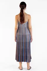 Vestido largo de punto con rayas verticales en tonos marrones, azules, negros y blancos, de tirantes finos y corte recto con caída fluida.