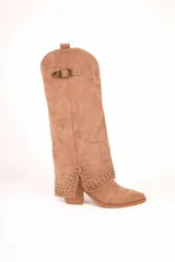 Bota de caña alta Daniel Cassin modelo Alikas, color tostado, de gamuza con diseño estilo western. Cuenta con taco cuadrado, punta fina, tachas decorativas en la parte inferior y hebilla en la parte superior de la caña.