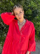 Collar corto con cuentas irregulares de nácar y mostacillas transparentes. Cierre con cadena de acero quirúrgico y ganchito para regular el largo.