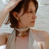 Par de aros colgantes de bronce y alpaca con diseño abstracto calado.