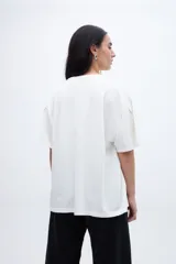 Remera azul marino de corte holgado y mangas cortas.