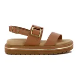 Sandalia de plataforma color negro, con dos tiras anchas sobre el empeine y una tira ajustable con hebilla dorada en el tobillo. La plataforma tiene un detalle de línea dorada.