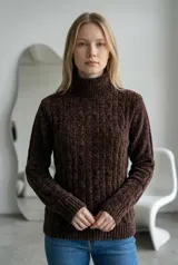 Sweater de cuello alto tipo polera, confeccionado en tejido de chenille con textura suave y diseño de trenzas verticales. Presenta puños y ruedo acanalados.