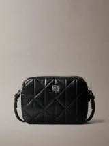 Cartera tipo bandolera Calvin Klein de diseño acolchado con patrón de rombos, color negro, cierre de cremallera y detalles metálicos plateados.