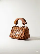Cartera de mano Jiboia modelo Boa Short Mini, confeccionada con piezas de madera encadenadas formando un patrón de rombos, asas rígidas de madera y detalles de cuentas.