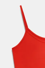 Musculosa ajustada de color rojo, con escote redondo y tirantes finos.