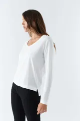 Remera negra de manga larga con escote en V.