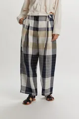 Pantalón Tokyo de lino con diseño a cuadros en tonos azul marino, beige y blanco. Presenta un corte amplio y relajado, cintura con cierre frontal de botón y tiras decorativas colgantes.