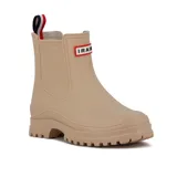 Bota de lluvia corta color beige, con suela track dentada y tirador trasero con detalle de cinta tricolor. Presenta un parche decorativo con la inscripción 'IRAIN' en el lateral.