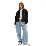 Campera Roxy modelo Sofi, color negro, con cuello camisero, cierre frontal con botones a presión, bolsillos frontales con solapa y puños elásticos.