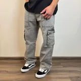 Pantalón jean gris con efecto lavado, corte recto y bolsillos cargo laterales.
