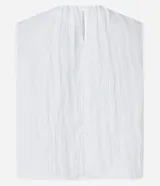 Blusa sin mangas color azul marino, con cuello redondo y textura plisada o arrugada en todo el cuerpo.