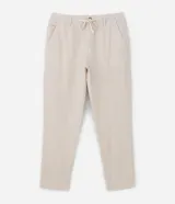 Pantalón masculino de corte relajado confeccionado en tejido oxford de algodón. Presenta cintura con trabillas y lazo ajustable, bolsillos laterales y traseros.
