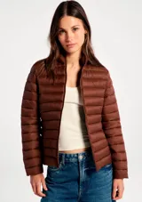 Campera puffer de diseño acolchado con cierre frontal y cuello alto, en color marrón.