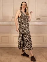 Vestido midi sin mangas con escote en V y estampado animal print.