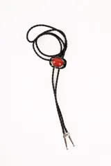 Collar bolo de cordón trenzado negro con dije ovalado de piedra roja engarzada en metal plateado y terminales metálicas plateadas.