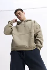 Canguro con capucha de calce oversize, color azul grisáceo. Presenta un estampado gráfico en la espalda con la inscripción 'UNDERRATED vision' y el logo de la marca Mistral. Confeccionado en tejido de algodón y poliéster.