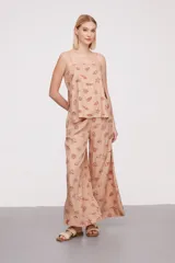 Blusa de viscosa con breteles finos, diseño holgado y estampado veraniego con motivos marinos y frutales.