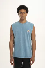 Musculosa celeste con cuello redondo y estampado pequeño en el pecho con el logo de la marca.