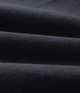 Bermuda de sarga color azul oscuro, con cintura elástica y cordón ajustable. Presenta bolsillos laterales funcionales y un diseño de corte regular con acabado lavado.