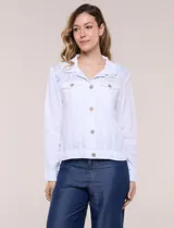 Campera liviana de lino color blanco, con estilo denim y silueta semi entallada. Presenta un canesú superior estampado con motivos florales en tonos azules y tostados, cuello camisero, abotonadura frontal con botones rústicos y bolsillos con solapa en el pecho.