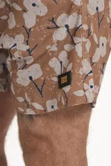 Short de baño con estampado floral en tonos rosados, marrones y grises, con cintura elástica y cordón ajustable blanco.