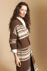 Cardigan largo de tejido suave con diseño de rayas horizontales en tonos gris y tostado. Presenta una silueta relajada y abierta, ideal para superponer en capas.