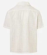 Camisa de manga corta color blanco con cuello inglés y cierre frontal de botones, confeccionada en algodón con textura perforada tipo broderie.