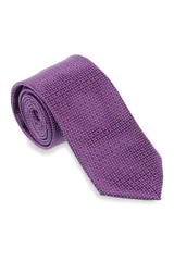 Corbata morada con pequeños lunares blancos.