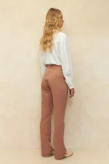 Pantalón oxford azul marino con bolsillos frontales, detalle de costuras en ambas piernas y dos bolsillos falsos atrás.