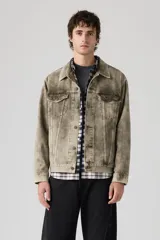 Campera tipo trucker de corte relajado, confeccionada en denim con un acabado desgastado en tono marrón claro. Presenta cierre frontal con botones metálicos, bolsillos con solapa en el pecho y costuras reforzadas.