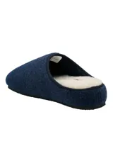 Pantuflas de fieltro color azul marino, con diseño tipo sueco, interior forrado en corderito sintético y suela plana.