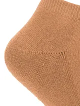 Medias deportivas de corte bajo, color beige, con tejido acanalado en el empeine y refuerzo en el talón.