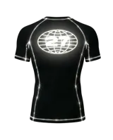 Remera deportiva de manga corta, color negro, con costuras reflectivas en contraste. Presenta un corte ajustado (fit sport) moldeado en gajos y un parche frontal ovalado con un diseño de globo terráqueo con el número 27 en su interior.