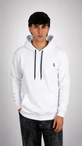 Hoodie blanco de corte clásico con capucha, cordones negros ajustables y bolsillo tipo canguro frontal. Presenta un pequeño logo bordado en el pecho.