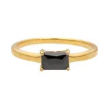 Anillo solitario de plata 925 bañado en oro 18k con un ónix negro rectangular engarzado.