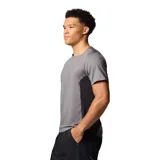 Remera deportiva gris de manga corta, con tecnología Omni-Wick para secado rápido y costuras unidas para mayor comodidad.