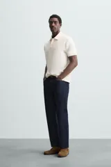 Polo de hombre color verde oliva, de corte regular fit, con cuello solapa y cierre frontal de botonadura. Presenta manga corta y acabados en rib.