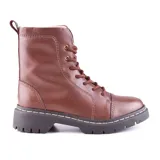 Bota de cuero color marrón con cordones, caña media, suela track y detalle de costuras.