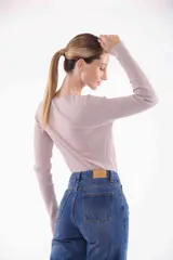 Sweater rojo de tejido de punto acanalado, corte ajustado y mangas largas.