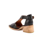Sandalia de cuero negro con taco bloque efecto madera, puntera abierta y tira ajustable al tobillo con hebilla metálica dorada.
