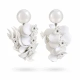 Caravanas colgantes de diseño artesanal en color blanco, compuestas por un cabezal esférico y un racimo colgante de pétalos y flores de resina.
