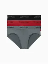 Pack de tres slips Calvin Klein confeccionados en microfibra elástica. Presentan un diseño de tiro medio con bolsa de apoyo contorneada y cintura elástica distintiva con el logo de la marca. El set incluye un slip negro, uno rojo y uno gris.