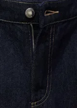 Pantalón de jean estilo wideleg de tiro medio, con pinzas delanteras, cierre de botón y cremallera, y cuatro bolsillos.