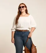 Blusa blanca de twill de viscosa, con escote cuadrado, mangas cortas abullonadas con elástico y volado, elástico en el bajo, y lazo en la espalda.