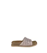 Sandalias tipo chinelas con plantilla anatómica de corcho forrada de cuero y capellada de cuero capitoneada.