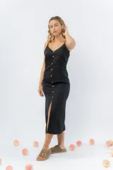 Vestido midi celeste de tejido tipo seda fría, con breteles finos regulables, botones de madera decorativos en el frente, pliegues decorativos en la cintura y cierre invisible en el costado.