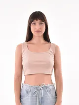 Musculosa crop top de tejido acanalado, con cuello redondo y diseño ajustado al cuerpo.