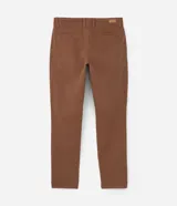 Pantalón de sarga color marrón para hombre, de corte recto con cintura fija, trabillas para cinturón y bolsillos funcionales.