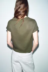 Remera blanca de algodón, de corte regular fit, cuello redondo y manga corta con acabados sin costuras.